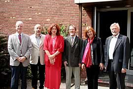 Das Foto zeigt (v.l.n.r.): Regierungsdirektor Eckhard Reichelt, Gesamtbetriebsratsvorsitzender Harry Kallinosky, Monika Griefahn MdB, Schulleiter Wolfgang Pfister, Bettina Hagedorn MdB und der Buchholzer Bürgermeister Norbert Stein.