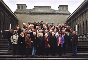 Das Foto zeigt die Besuchergruppe während des Stadtrundgangs vor dem Pergamon-Museum.
