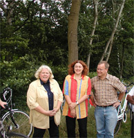 Die Bundestagsabgeordnete Monika Griefahn (rechts) informierte die NGG-Senioren &uuml;ber die &Auml;nderungen bei den Sozialsystemen. Neben ihr Horst Heller, der Vorsitzende der Seniorengruppe, sowie Ingrid Heller.