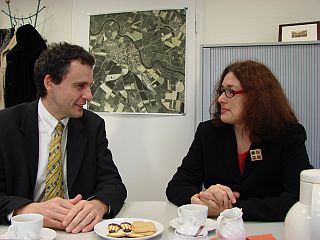 Bundestagsabgeordnete Monika Griefahn und B&uuml;rgermeister Cort-Br&uuml;n Voige im Gespr&auml;ch